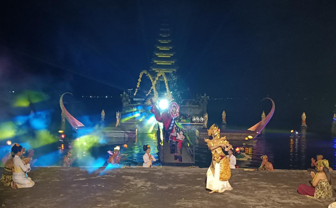 Pementasan Nuwur Kukuwung Ranu oleh ISI Denpasar dan Yayasan Puri Kauhan Ubud di Pura Segara Ulun Danu Batur.