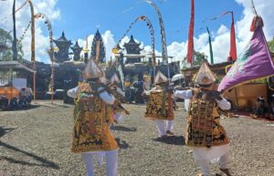 Pementasan Tari Sakral Baris Dadap pada prosesi mlaspas di Pura Rejeng Anyar Desa Adat Batur.