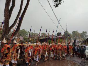 Prosesi Pepada Atos yang diguyur hujan pada puncak pujawali di Pura Jati Batur, Sabtu, 1 Juli 2023.