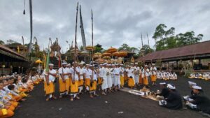 Pralingga Ida Bhatara Pura Jati katuran Bakti Panyamleh sebelum keluar kawasan Pura Jati, Minggu, 2 Juli 2023 pagi.