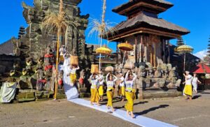 Masyarakat adat menyunggi Ida Bhatara-Bhatari dari Pura Ulun Danu Batur menuju Pura Bale Agung Batur.
