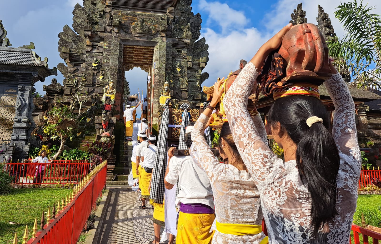 Dua orang pemudi Batur tengah menyunggi pralingga Ida Bhatara Dalem Balingkang dan Ida Ratu Kepasekan menuju mandala Pura Ulun Danu Batur pada akhir rangkaian Ngusaba Dimel tahun 2023.