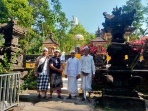 Pengayah Karya Agung Danu Kerthi nuwur Tirta Semeru Agung di Patirtaan Klosot.