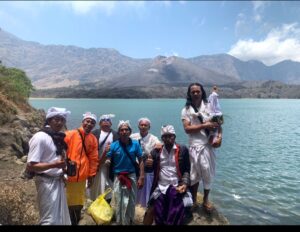 Pengayah Karya Agung Danu Kerthi nuwur Tirta Gunung Rinjani di Segara Anak.