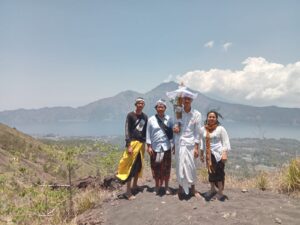 Pengayah Karya Agung Danu Kerthi Nuwur Tirta Pucak Gunung Batur.