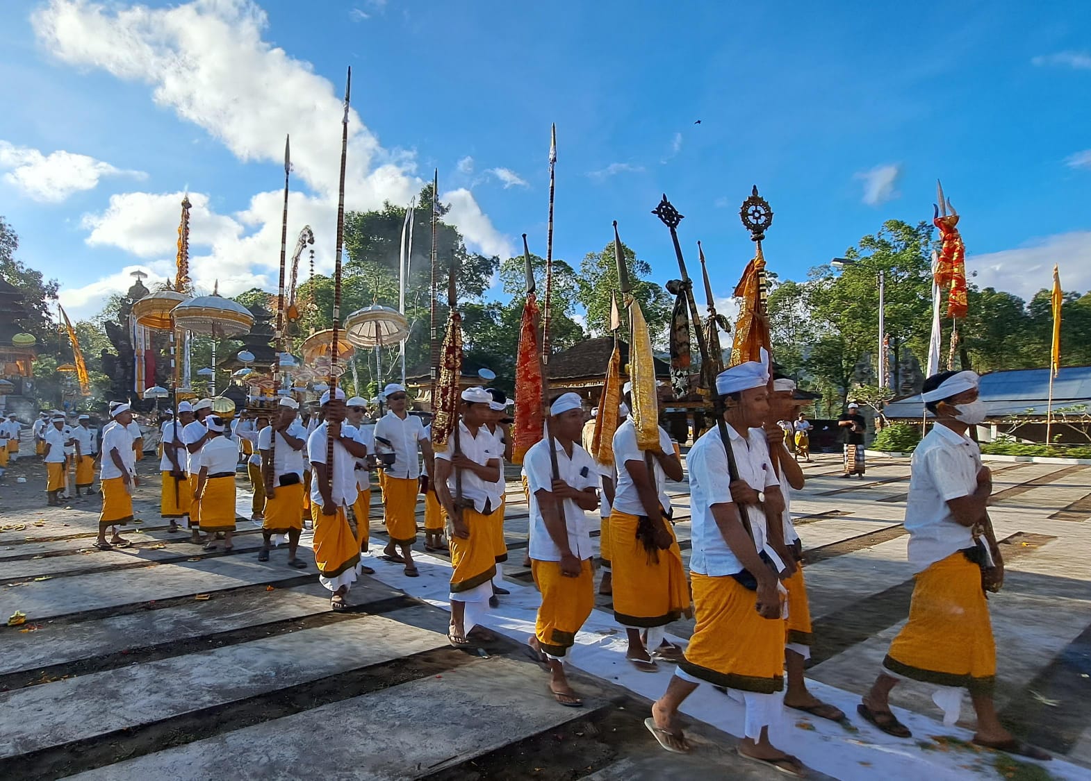 Iring-iringan pangayah saat mengusung Ida Bhatara Pura Jati pada saat pujawali.