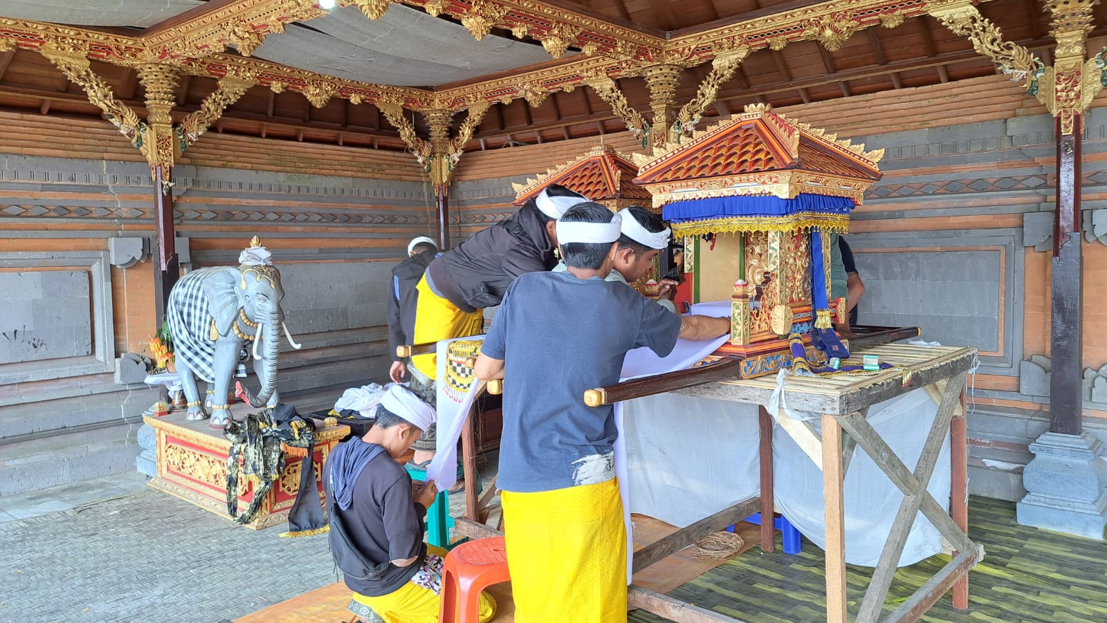 Tempek Roban Desa Adat Batur menghias jempana Ida Bhatara menjelang pelaksanaan ritual melasti ke Segara Watuklotok, Rabu, 11 Oktober 2023.