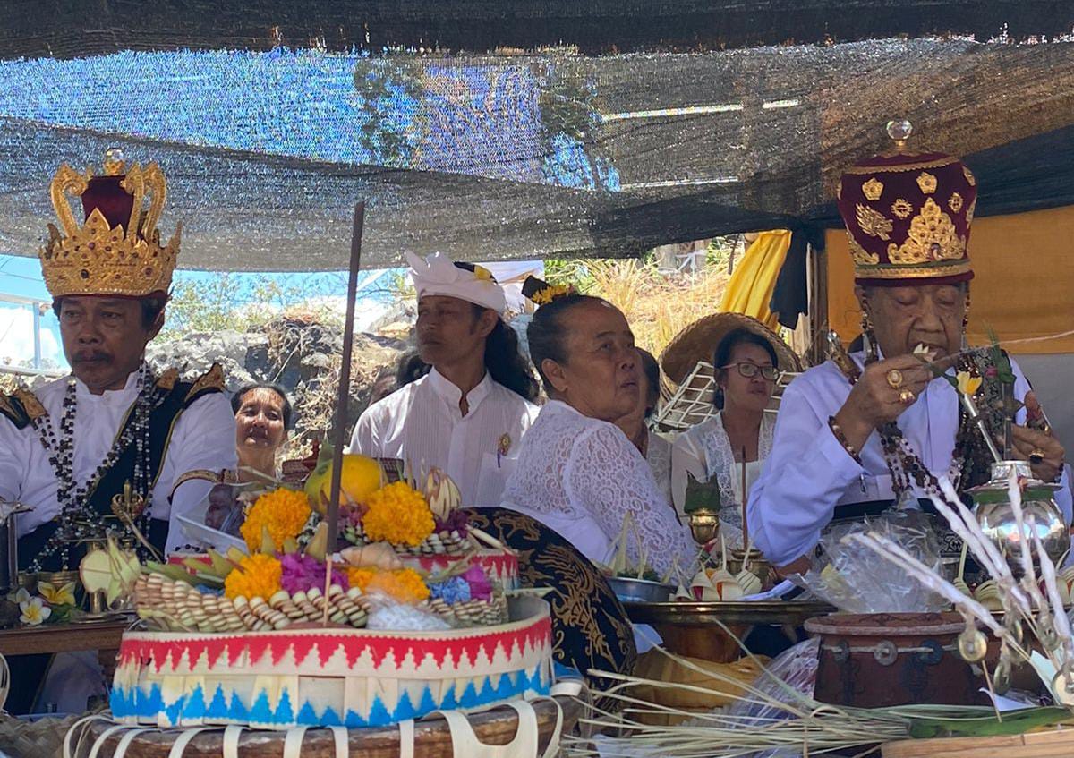 Sebelas orang sulinggih "muput" Karya Agung Danu Kerthi.