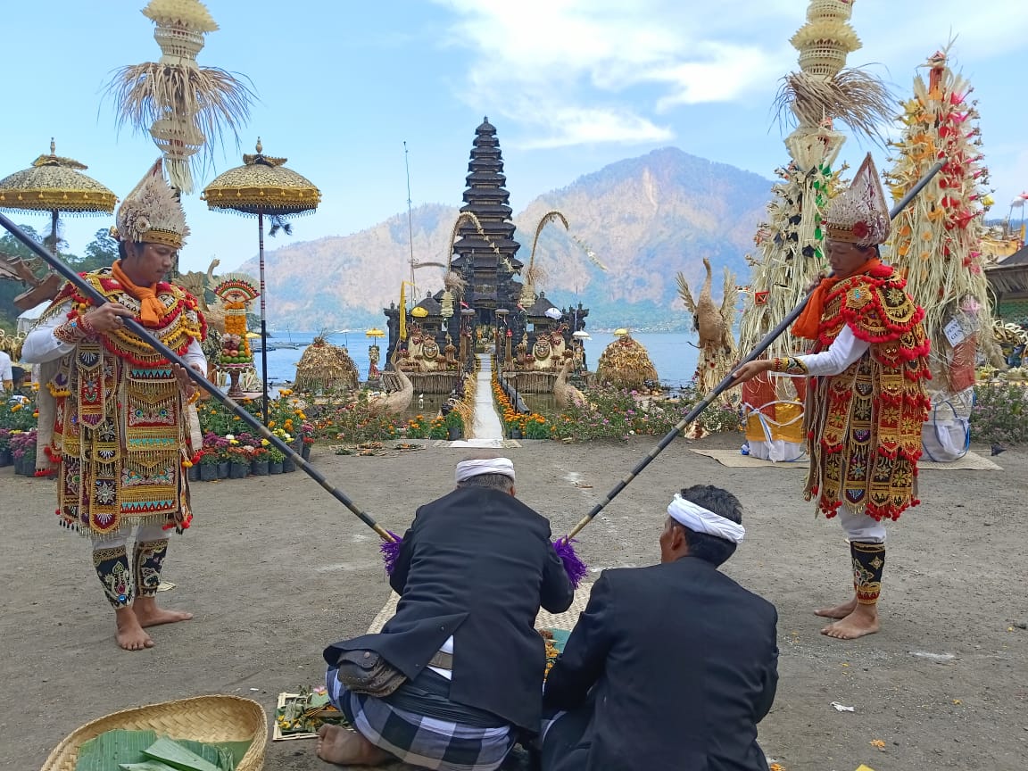 Baris Perang-perangan yang dipentaskan dalam Bakti Panyineban Karya Agung Danu Kerthi 1945 Saka.