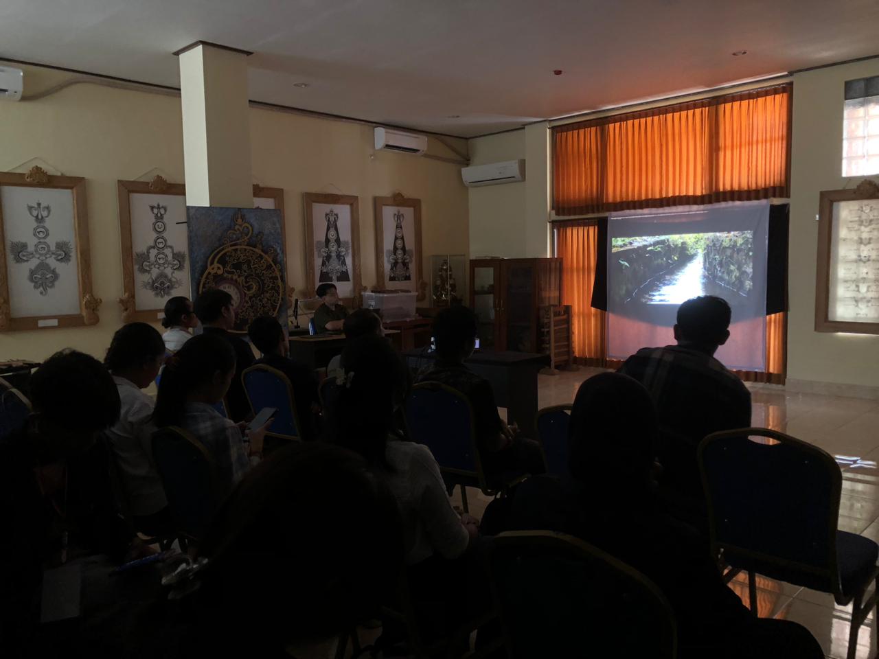 Pemutaran film "Moot Emping" di Unud.