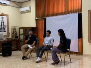 I Komang Rangga Adi Kusuma (paling kiri) menjelaskan proses kreatif film "Moot Emping".