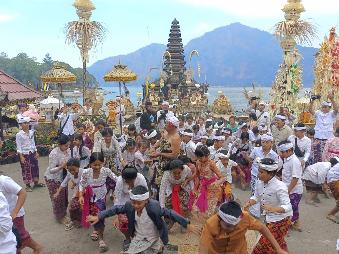 Prosesi Matiti Suara dalam Panyineban Karya Agung Danu Kerthi 1945 Saka.