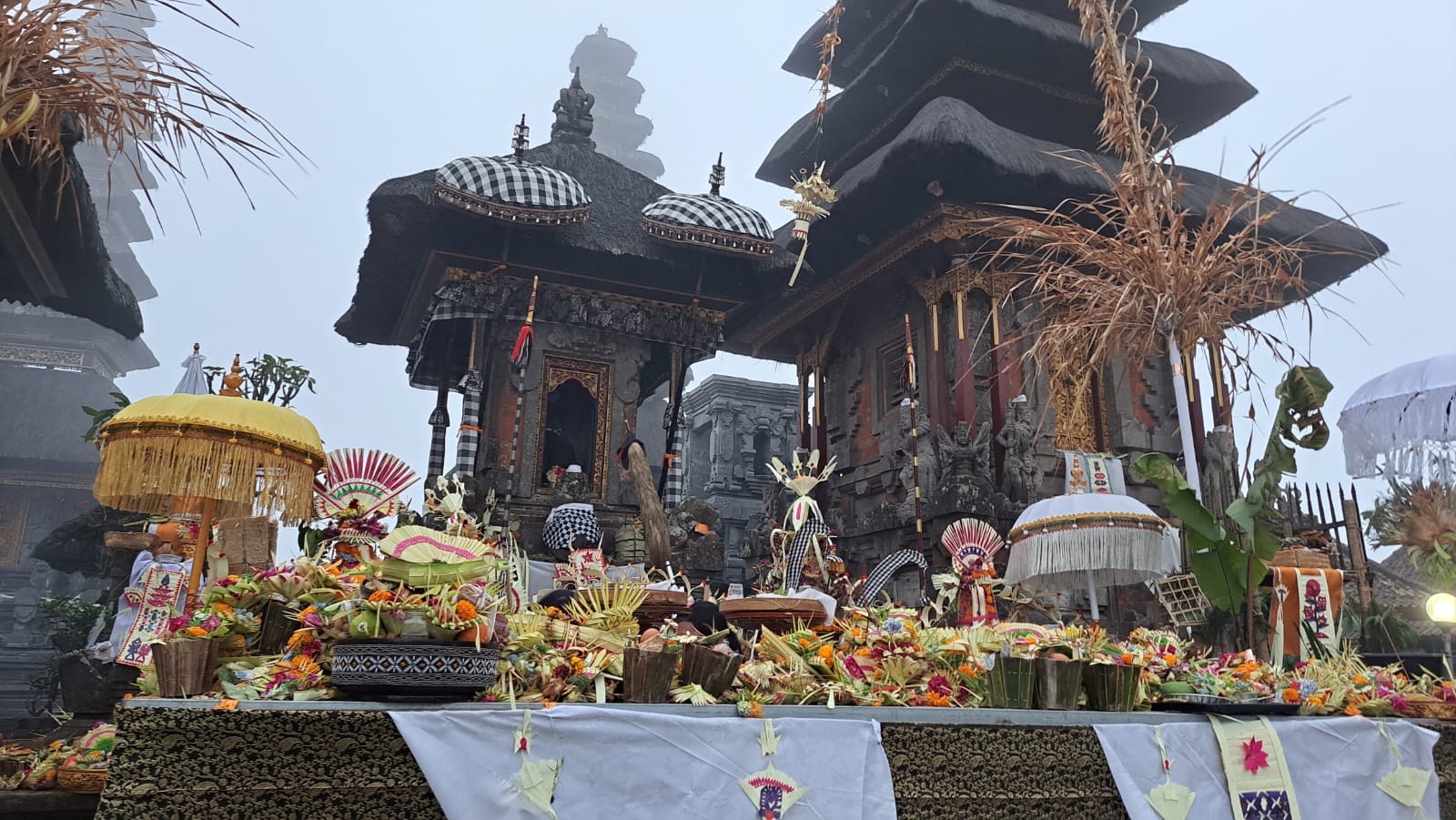 Palinggih Ida I Ratu Gde Makulem saat puncak pujawali.