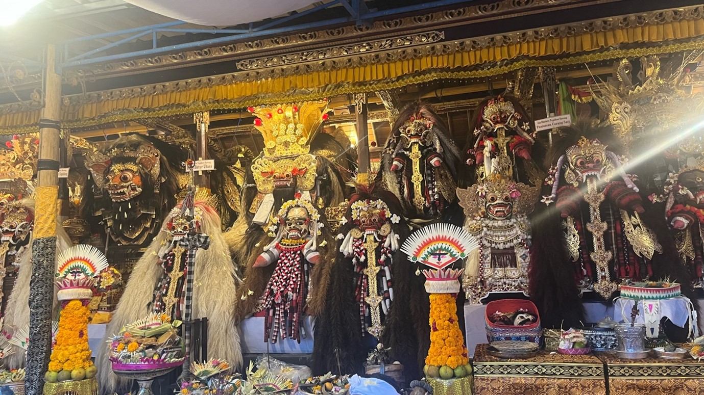 Bhatara Tapakan sata Pujawali di Pura Tuluk Biyu.