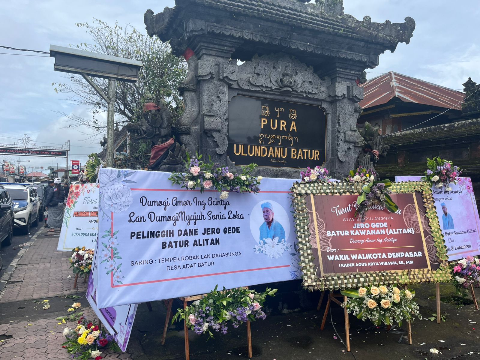 Karangan bunga belasungkawa.